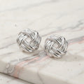 Arete plateado entrelazado