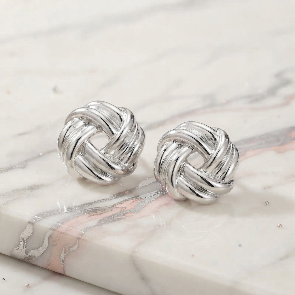 Arete plateado entrelazado